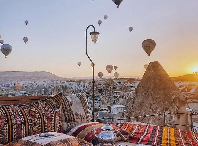 Charming Cave غوريمِيه